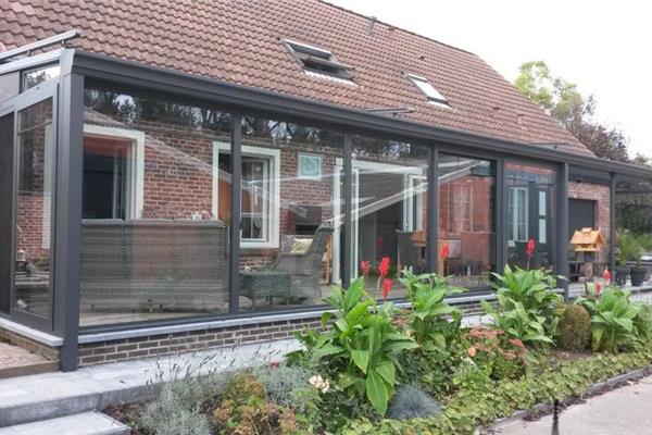 Serre met zonwering en aanpalende veranda